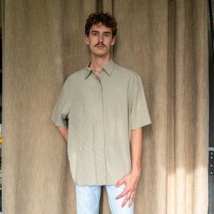 CLAIBORNE BUTTON UP SHIRT W/ STITCHED DESIGN
